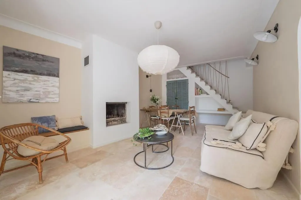 Holiday home La Suite D'Amour Cucuron : Une Maison De Village.